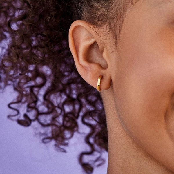 bauble-bar-trend-accessories-tori-18k-gold-kids-huggie-hoop-earrings-32435331858519_720x