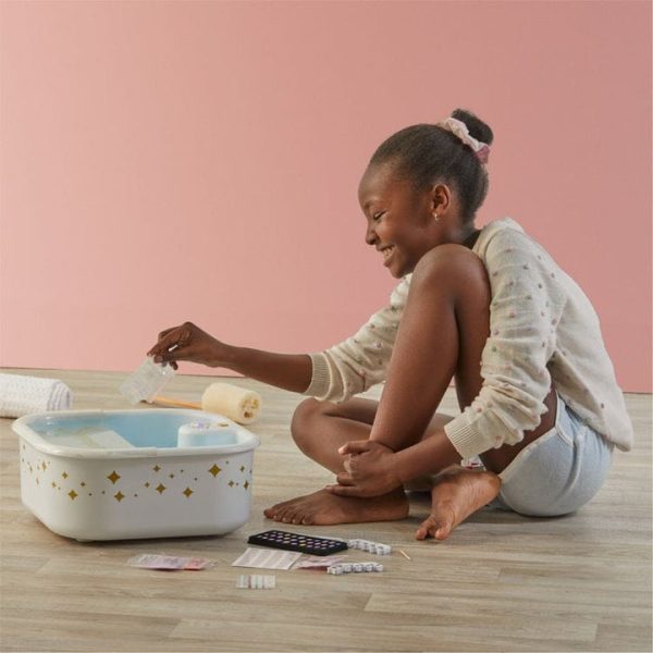 fao-schwarz-fashion-activity-and-roleplay-pampered-manicure-and-pedicure-spa-beauty-set-31300760469591_720x-1