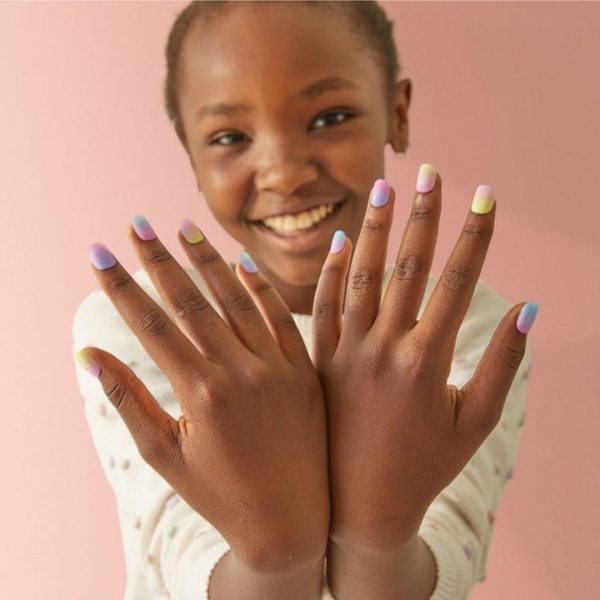 fao-schwarz-fashion-activity-and-roleplay-pampered-manicure-and-pedicure-spa-beauty-set-31300760993879_720x-3