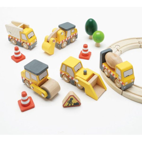 le-toy-van-preschool-7-piece-wood-construction-toy-cars-trucks-diggers-set-32562638913623_720x-6