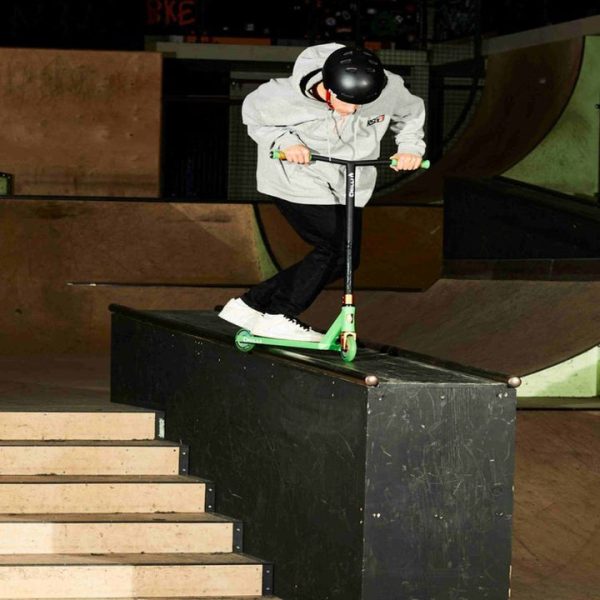 micro-kickboard-outdoor-chilli-critter-scooter-green-chameleon-32481368965207_720x