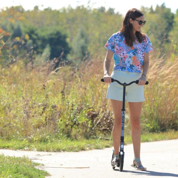 micro-kickboard-outdoor-micro-classic-scooter-black-neochrome-32481359429719_720x-1